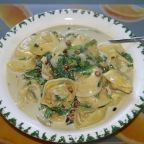 Tortelloni in Zedernsahne mit Spinat