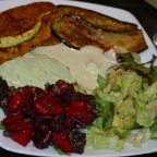Gebratene Gemüse mit verschiedenen Dips und Salaten