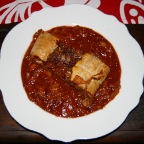 Krautstrudel auf Tomaten-Zwiebel-Soße