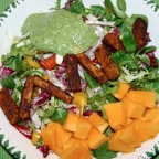 Mesclun-Misch-Salat mit gebratenen Tofu-Sticks